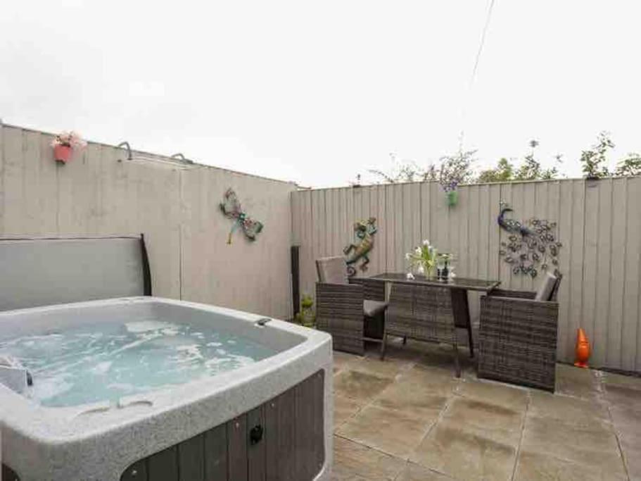 Beeches Bach, 1 Bedroom Cottage With Hot Tub Prestatyn Zewnętrze zdjęcie