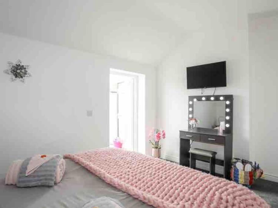 Beeches Bach, 1 Bedroom Cottage With Hot Tub Prestatyn Zewnętrze zdjęcie