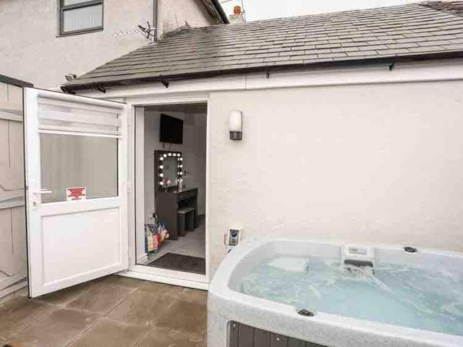 Beeches Bach, 1 Bedroom Cottage With Hot Tub Prestatyn Zewnętrze zdjęcie